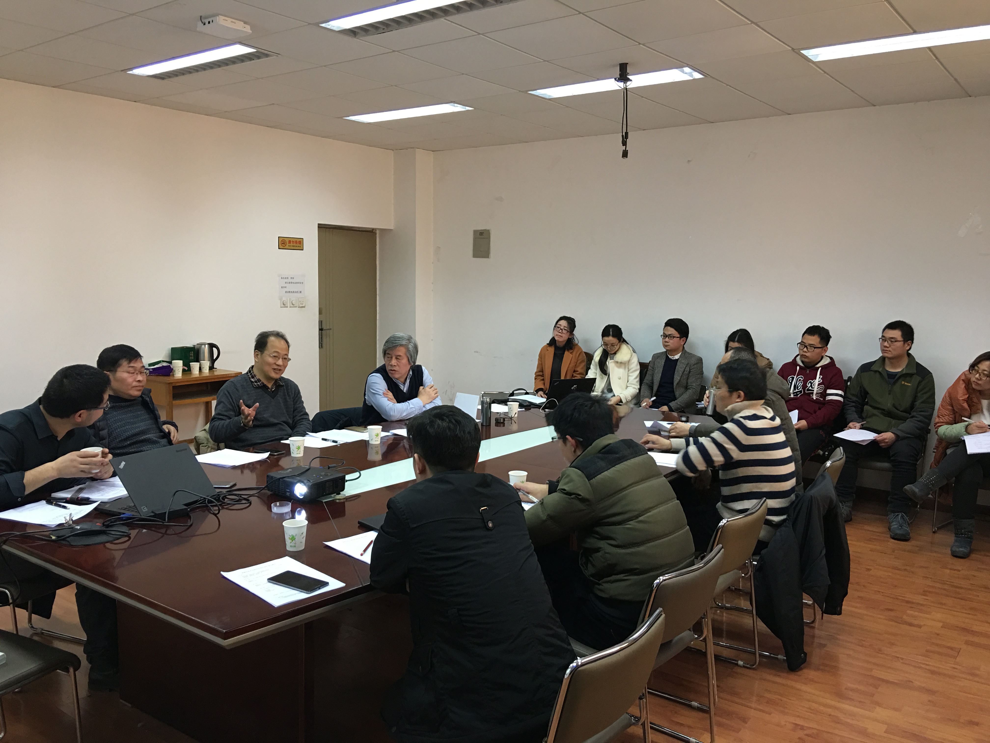经管学院召开重点项目破题会.JPG